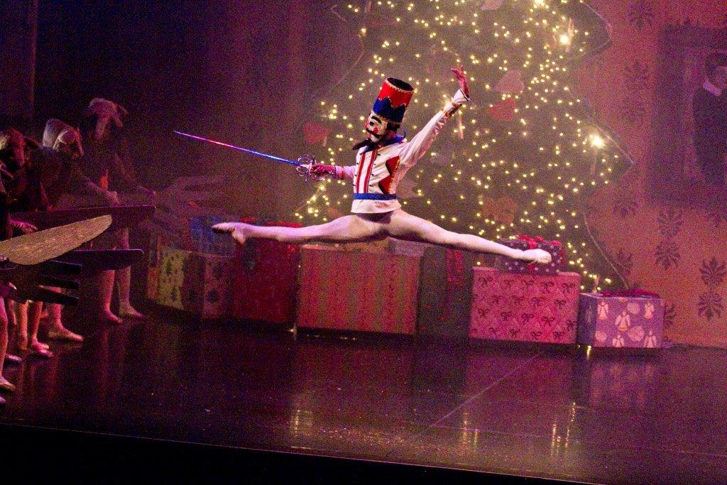 Nutcracker does split in the air