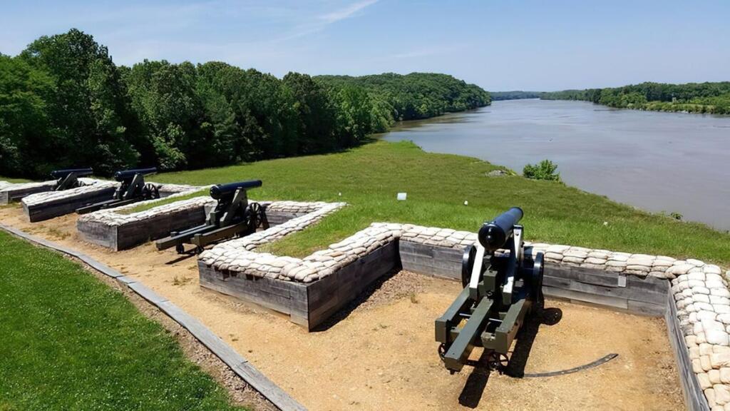 cannon battery on the Tennessee River