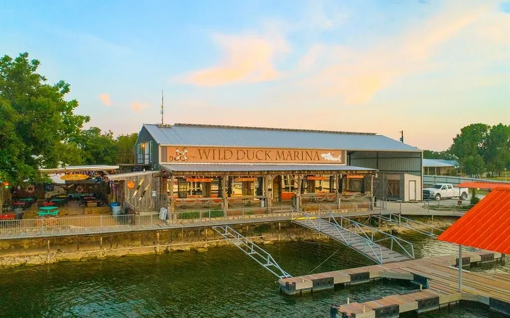 Wild Duck Marina on Lake Brownwood, serving burgers and beer