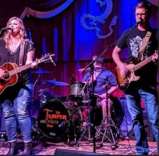 live music band at smokehouse bar and grill